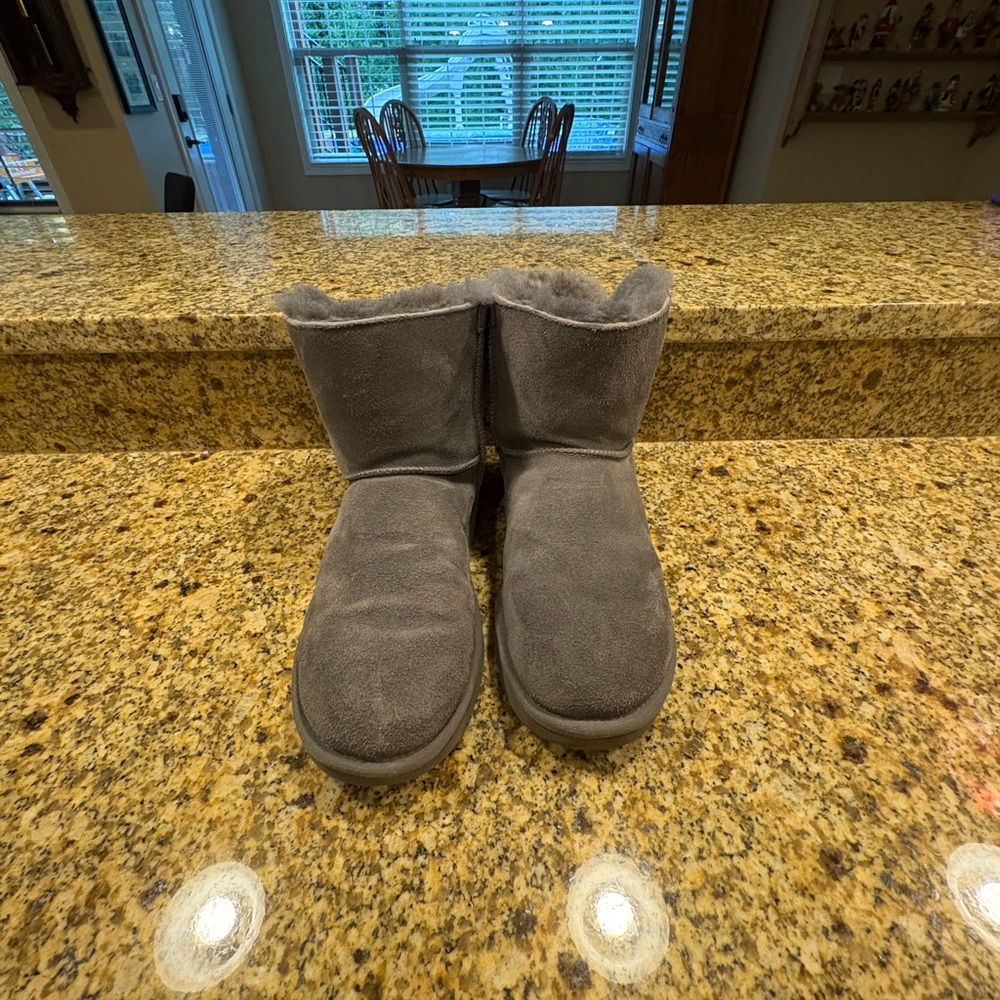 UGG | Gray Low Short Tie Back Boots Size 8 Missing Ties
